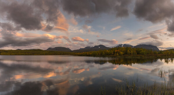 See bei Sonnenuntergang in Abisko, Schweden - FOLF05193