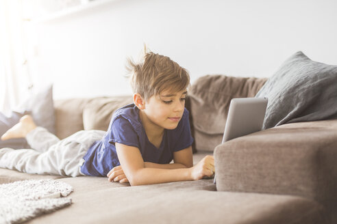 Junge auf Sofa spielt mit Tablet-PC - FOLF05209