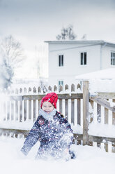 Junge spielt im Schnee - FOLF05210