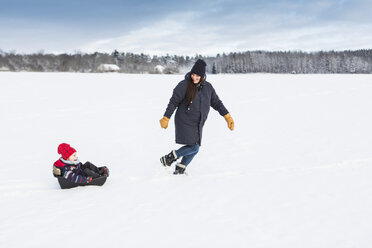 Mutter spielt mit Kind im Schnee - FOLF05211