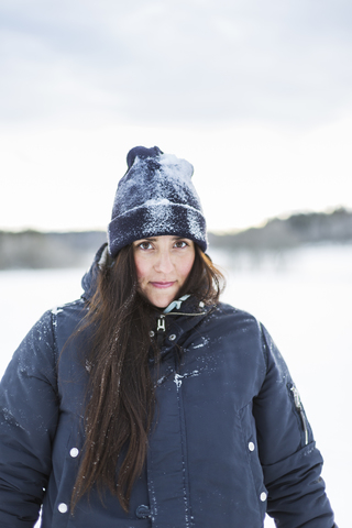 Porträt einer jungen Frau im Schnee, lizenzfreies Stockfoto