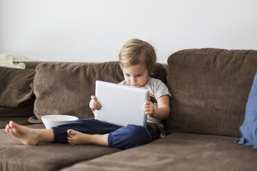 Junge auf Sofa spielt mit Tablet-PC - FOLF05218