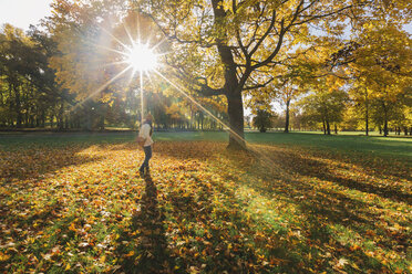 Mutter im Herbstlaub - FOLF05225