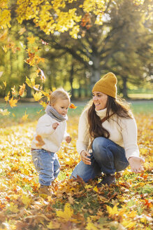 Mutter und Sohn spielen im Herbstlaub - FOLF05226