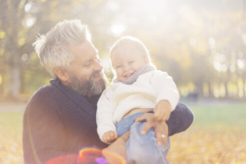 Vater trägt Sohn - FOLF05233