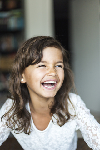 Porträt eines lachenden Mädchens, lizenzfreies Stockfoto