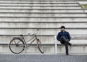 Mann mit Fahrrad auf einer Treppe in Vasterbotten, Schweden - FOLF05263