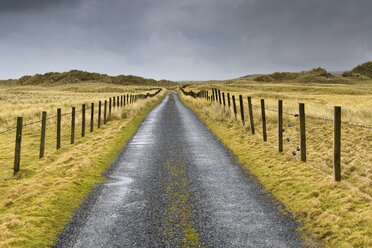 Ländliche Straße in Shetland, Schottland - FOLF05280