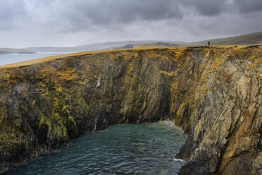 Felsenküste auf den Shetland-Inseln, Schottland - FOLF05281