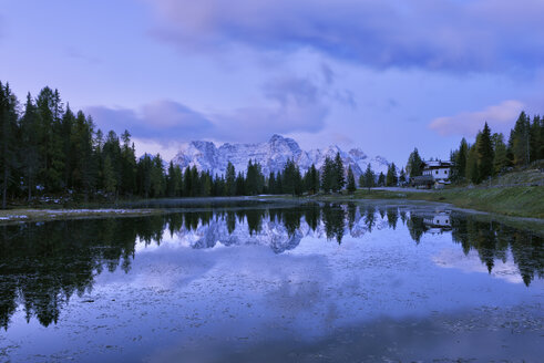 Italien, Venetien, Dolomiten, Sextner Dolomiten, Lago Antorno in der Morgendämmerung mit der Sorapiss-Gruppe im Hintergrund - RUEF01836