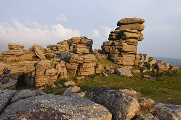 Vereinigtes Königreich, England, Devon, Granitfelsen von Great Staple Tor im Dartmoor National Park im Abendlicht - RUEF01841