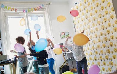 Kinder spielen mit Luftballons - FOLF05417