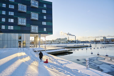 Schneebedeckte Straße in Stockholm, Schweden - FOLF05421