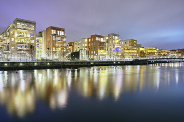 Sich im Wasser spiegelnde Gebäude bei Nacht in Stockholm, Schweden - FOLF05422