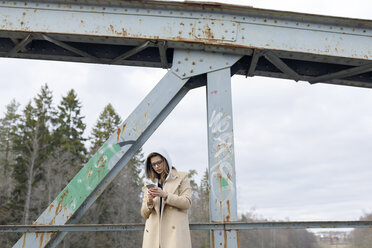 Teenager-Mädchen auf Brücke - FOLF05433