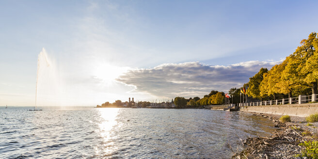 Deutschland, Baden-Württemberg, Friedrichshafen, Bodensee, Springbrunnen, Seepromenade und Bäume im Herbst - WDF04518