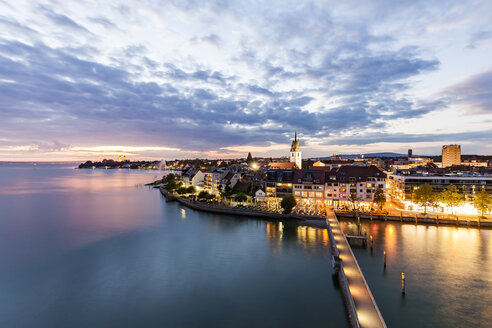 Deutschland, Baden-Württemberg, Friedrichshafen, Bodensee, Stadtansicht und Steg am Abend - WDF04522