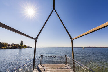 Deutschland, Baden-Württemberg, Bodensee, Überlinger See, Unteruhldingen, Aussichtsplattform gegen die Sonne - WDF04531