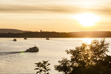 Deutschland, Meersburg, Fährverkehr zwischen Konstanz und Meersburg bei Sonnenuntergang - WDF04547