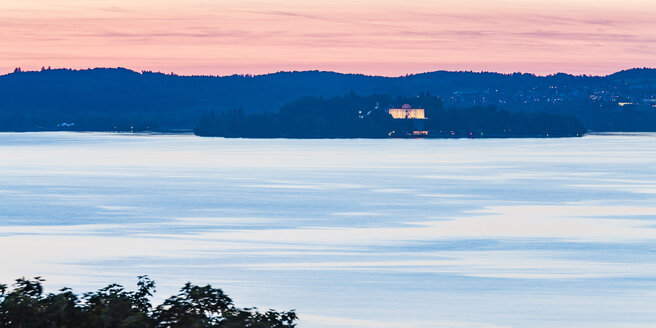 Deutschland, Baden-Württemberg, Bodensee, Ueberlinger See, Insel Mainau, Schloss, Abendhimmel - WDF04548