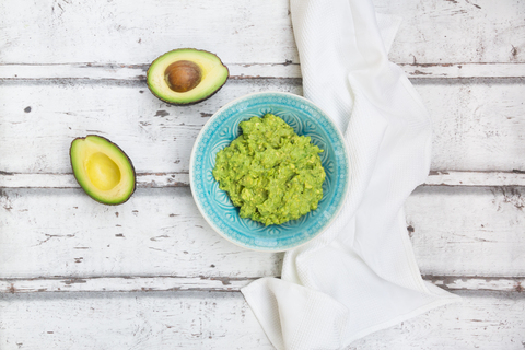 Schale mit Guacamole, lizenzfreies Stockfoto