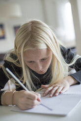 Girl writing in notebook - FOLF05527