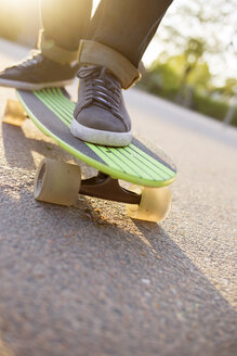 Füße eines Mannes auf einem Skateboard - FOLF05541
