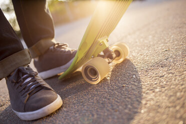 Füße eines Mannes mit Skateboard - FOLF05542