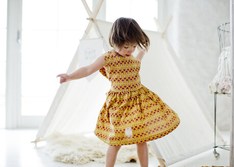 Mädchen tanzt neben dem Zelt zu Hause - FOLF05550