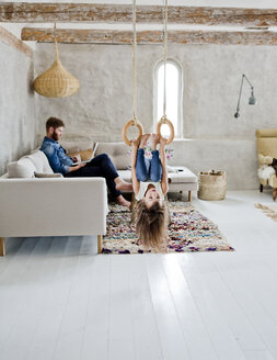 Father and daughter in living room - FOLF05554