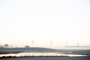 Landschaft mit Windkraftanlagen - FOLF05557