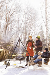 People having barbecue - FOLF05573