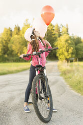 Mädchen fährt Fahrrad bei Sonnenuntergang - FOLF05576