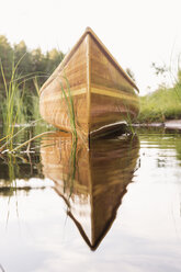 Wooden rowboat on lakeshore - FOLF05585