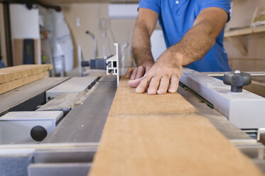 Carpenter working with wood - FOLF05590