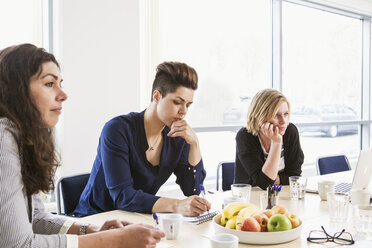 Frauen konzentrieren sich auf die Diskussion - FOLF05612