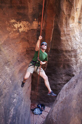 Hohe Winkel Ansicht des Mannes Klettern Seil gegen Felsformation - CAVF31201