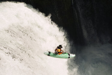 Wildwasserkajakfahrer beim Abwärtsfahren eines Wasserfalls - CAVF31252