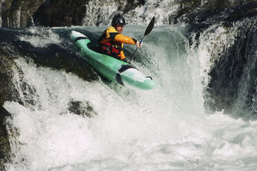 Kajakfahrer paddelt durch River Rapids - CAVF31253