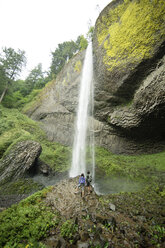 Hohe Winkel Ansicht von Paar Blick auf Wasserfall - CAVF31258