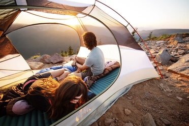 Ehepaar entspannt sich im Zelt auf dem Berg - CAVF31269