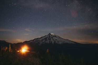 Aussicht auf einen Berg mit Sternenfeld bei Nacht - CAVF31293