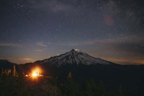 Aussicht auf einen Berg mit Sternenfeld bei Nacht - CAVF31293