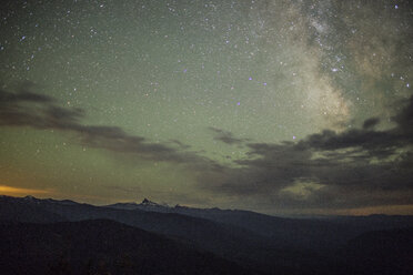 Aussicht auf die Silhouette der Berge vor dem Sternenhimmel bei Nacht - CAVF31295