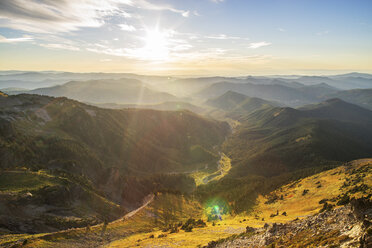 Landschaftliche Ansicht der Berge gegen den Himmel an einem sonnigen Tag - CAVF31354