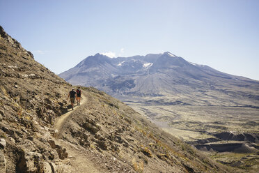 Rückansicht von Freunden beim Wandern auf einem Berg gegen den Himmel an einem sonnigen Tag - CAVF31358