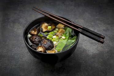 Japanische Miso-Suppe mit Zuckererbsen, Shitake-Pilzen, Tofu und Mungosprossen - LVF06832