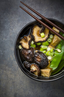 Japanische Miso-Suppe mit Zuckererbsen, Shitake-Pilzen, Tofu und Mungosprossen - LVF06833
