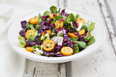 Mixed salad with kumquat, red cabbage and pomegranate seeds - LVF06835