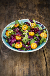 Gemischter Salat mit Kumquat, Rotkohl und Granatapfelkernen - LVF06837
